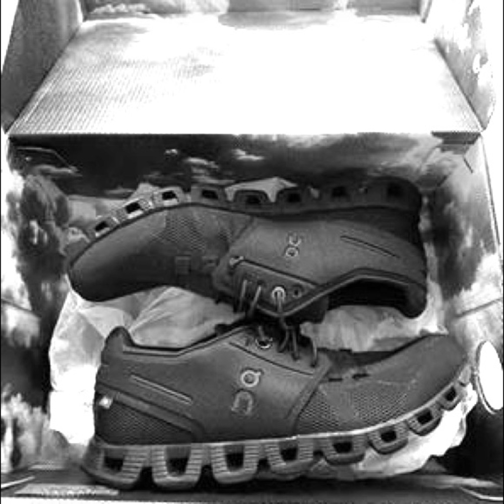 On Cloud Shoes Black/6 womens. New in box.